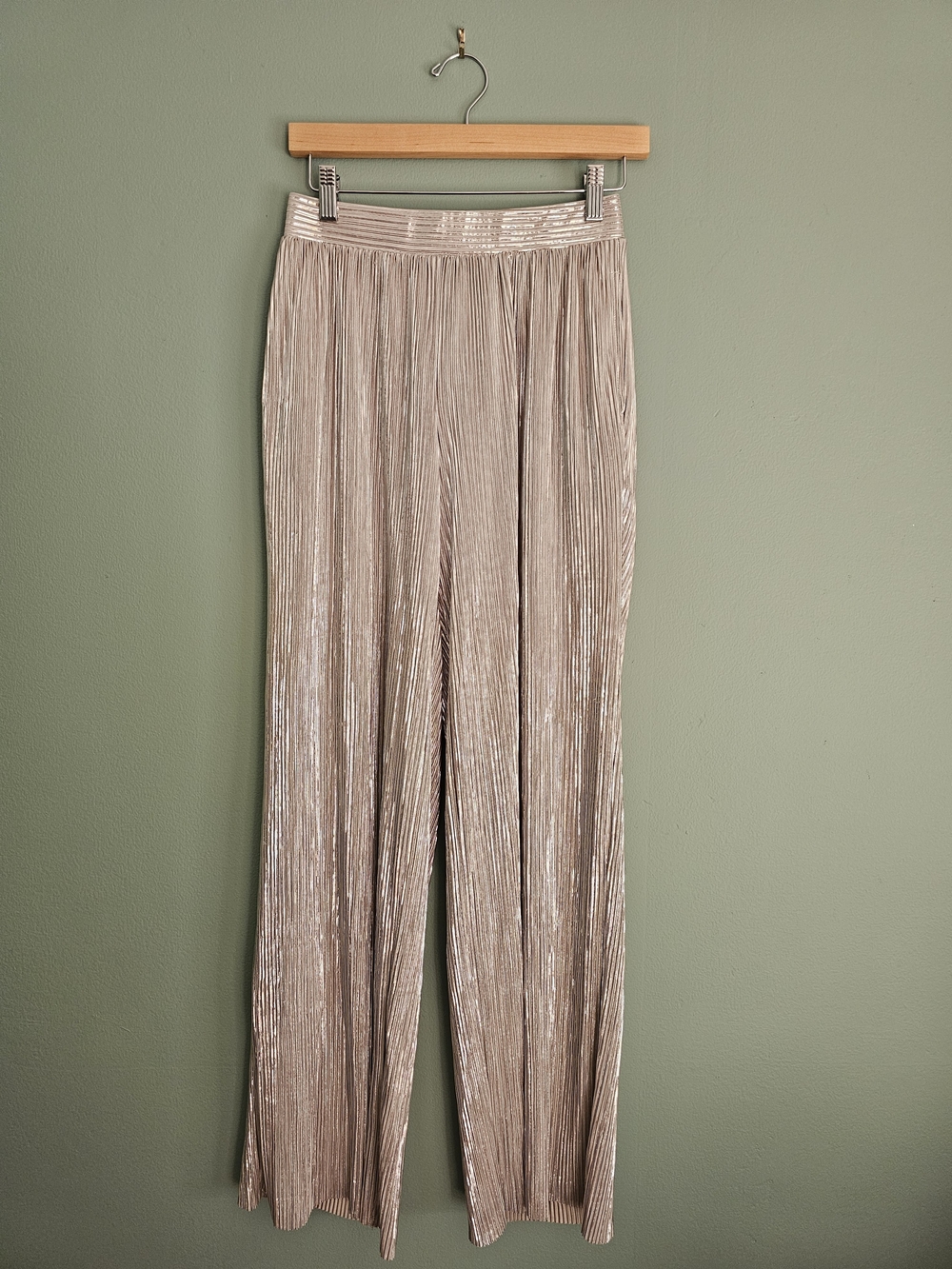 Pleated Metallic Set - Picture 2 of 3